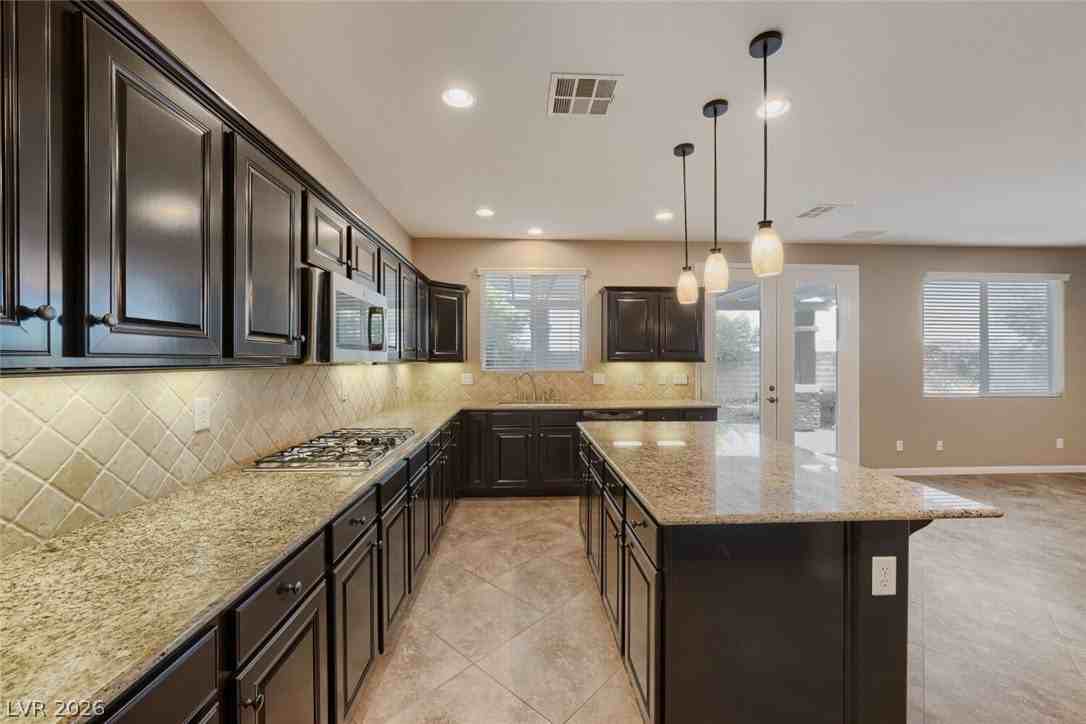 6928 Benson Ferry St - Photo 5 of 22