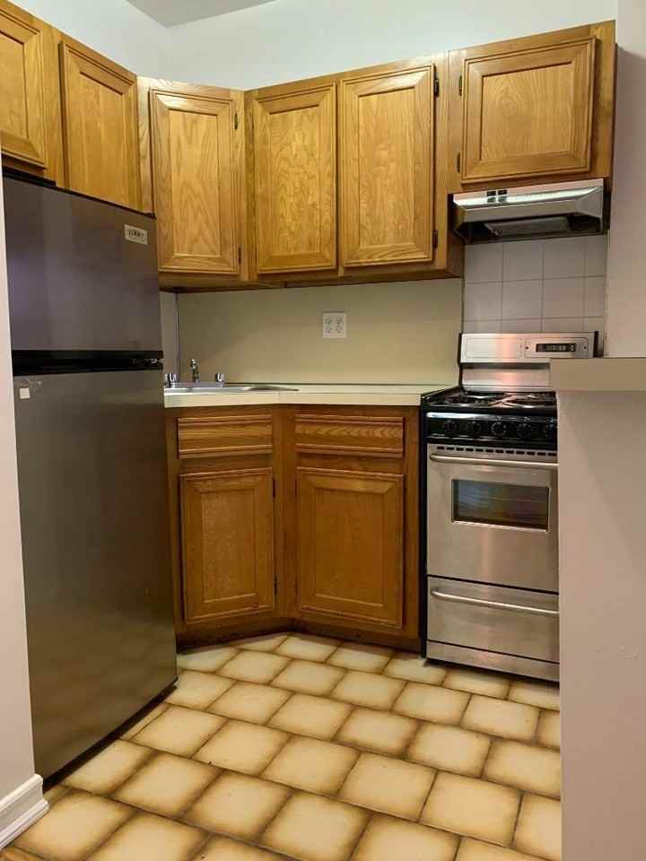 908 Amsterdam Ave - Photo 4 of 5