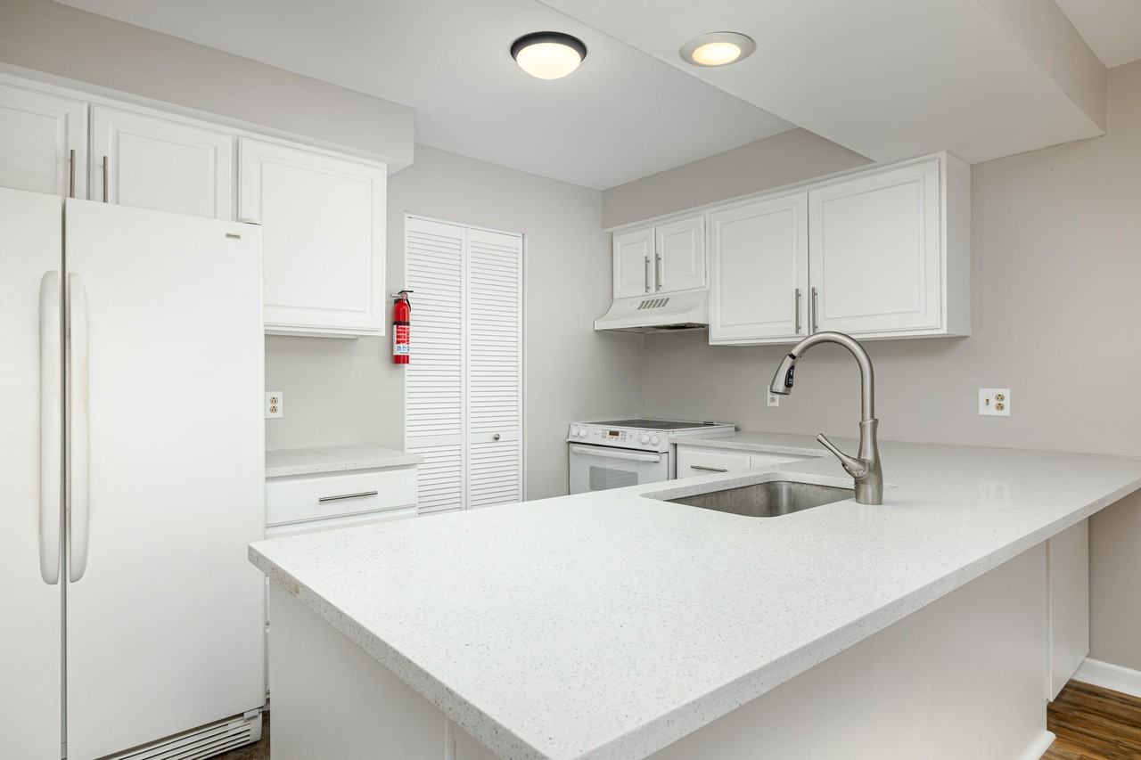 893 Cliffs Dr Apt 307 - Photo 5 of 38