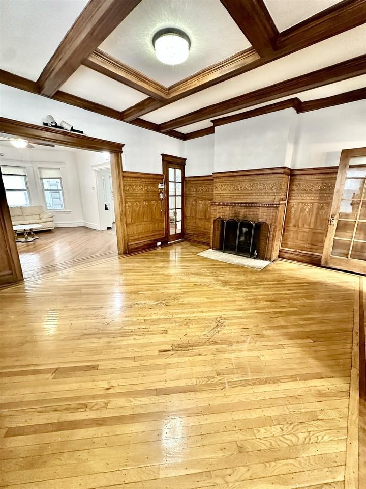 163 Jewett Ave - Photo 5 of 31