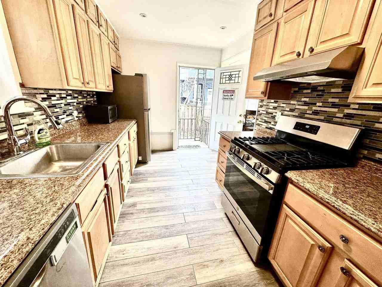 163 Jewett Ave - Photo 6 of 31