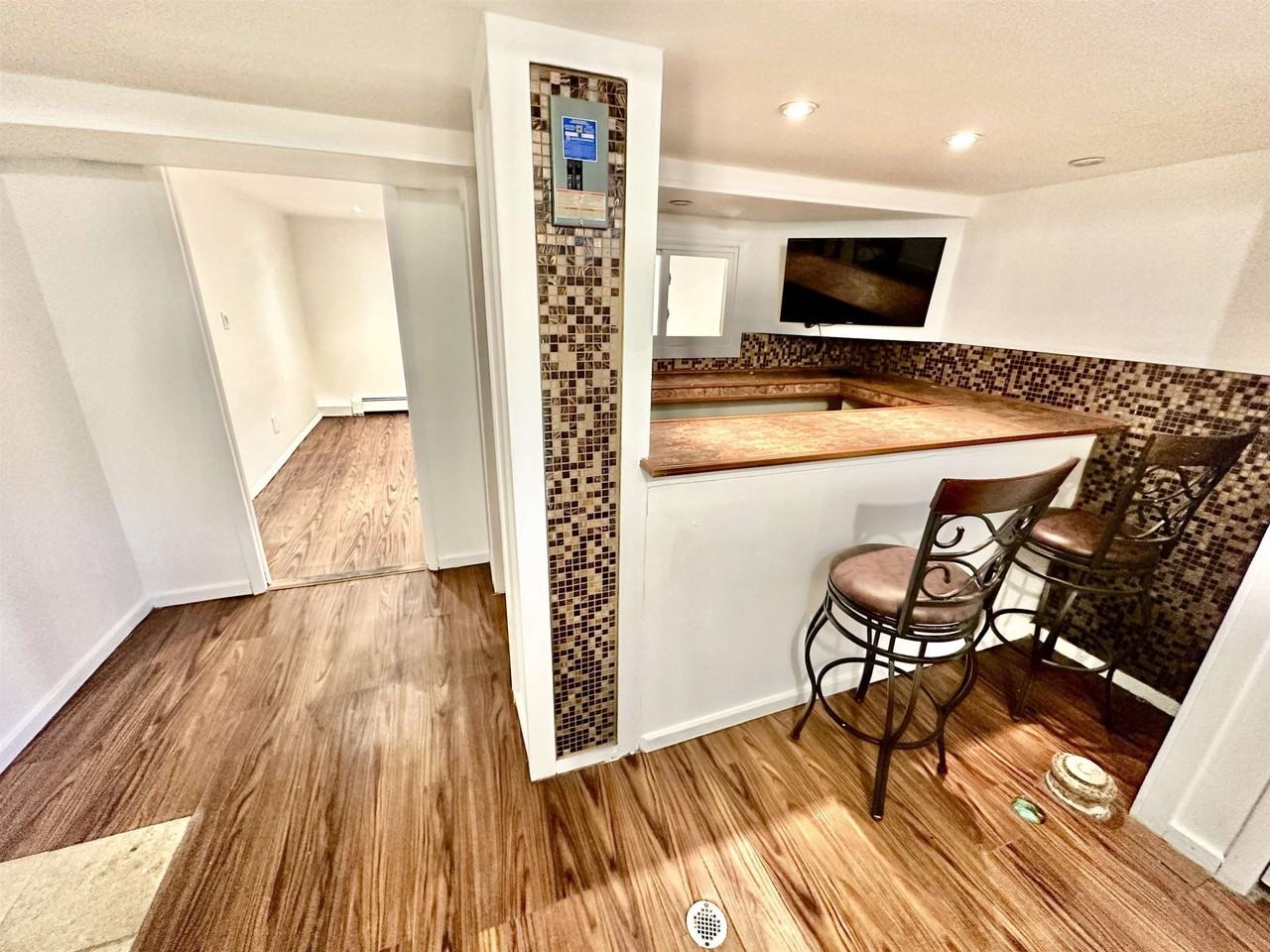 163 Jewett Ave - Photo 7 of 31