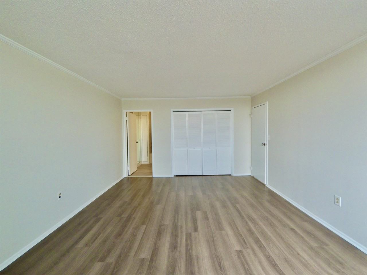 1009 Harmon Cove Tower - Photo 5 of 22