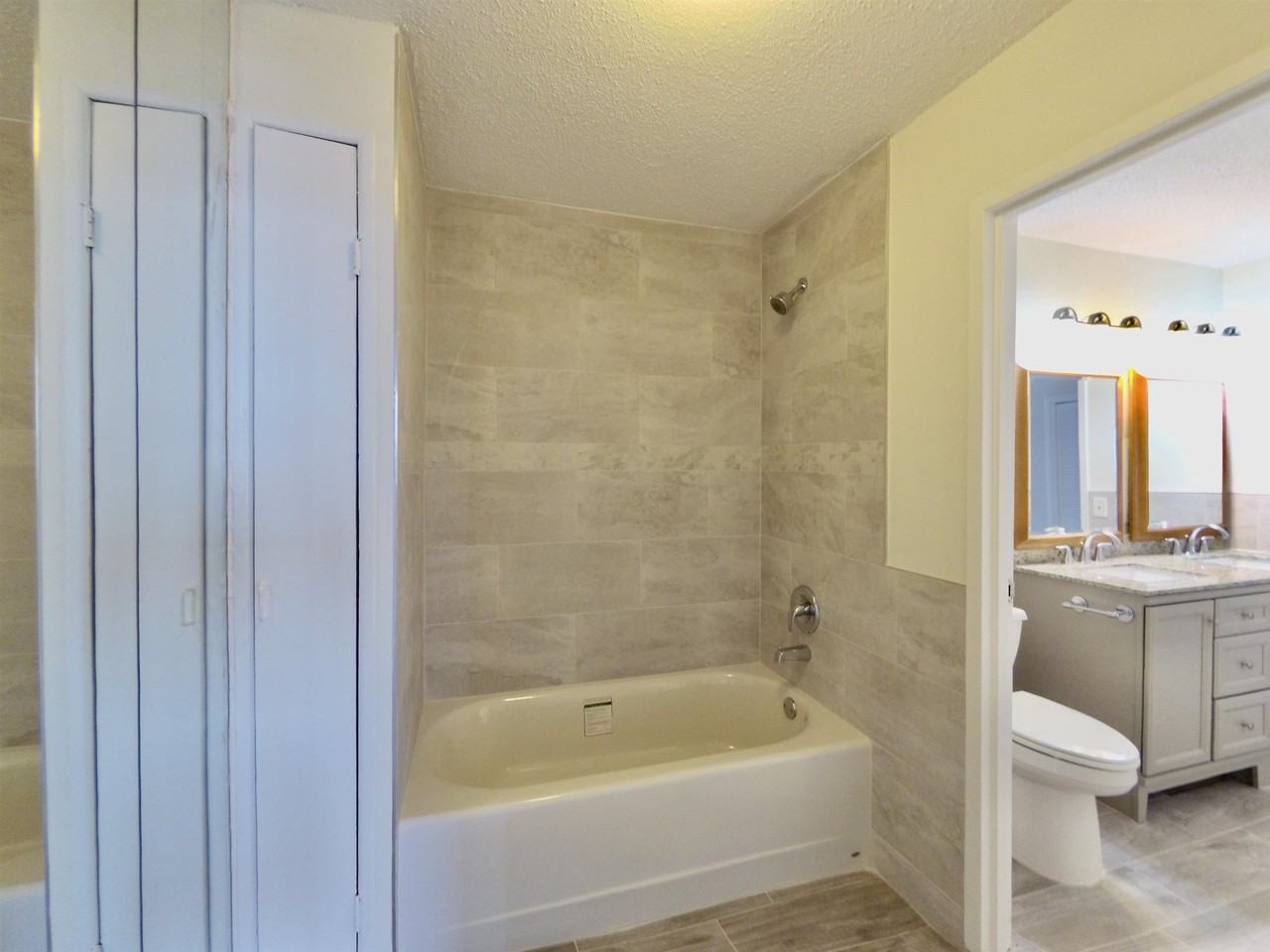 1009 Harmon Cove Tower - Photo 7 of 22