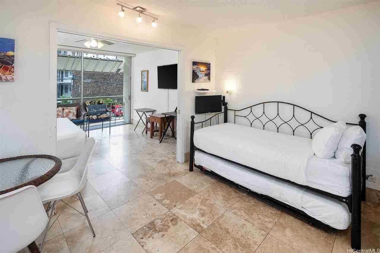 240 Liliuokalani Ave Apt 201 - Photo 3 of 14