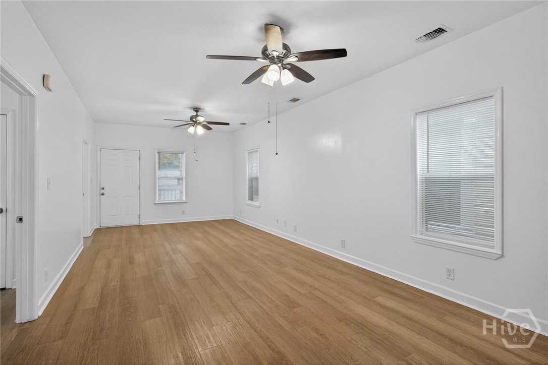 1118 Ne 36th St - Photo 6 of 29