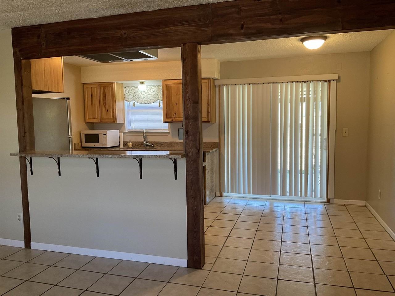 713 N Rhomberg St - Photo 4 of 20