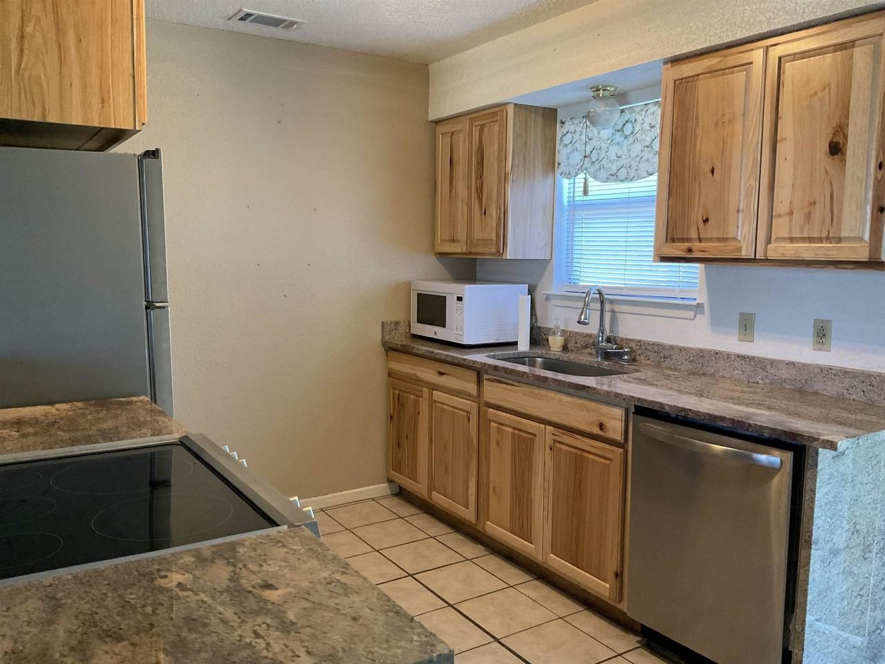 713 N Rhomberg St - Photo 7 of 20