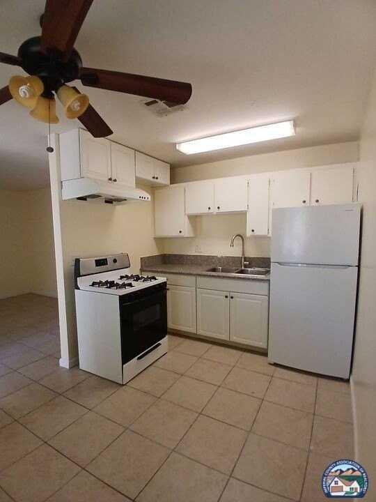 919 E St unit: Apt D - Photo 3 of 9