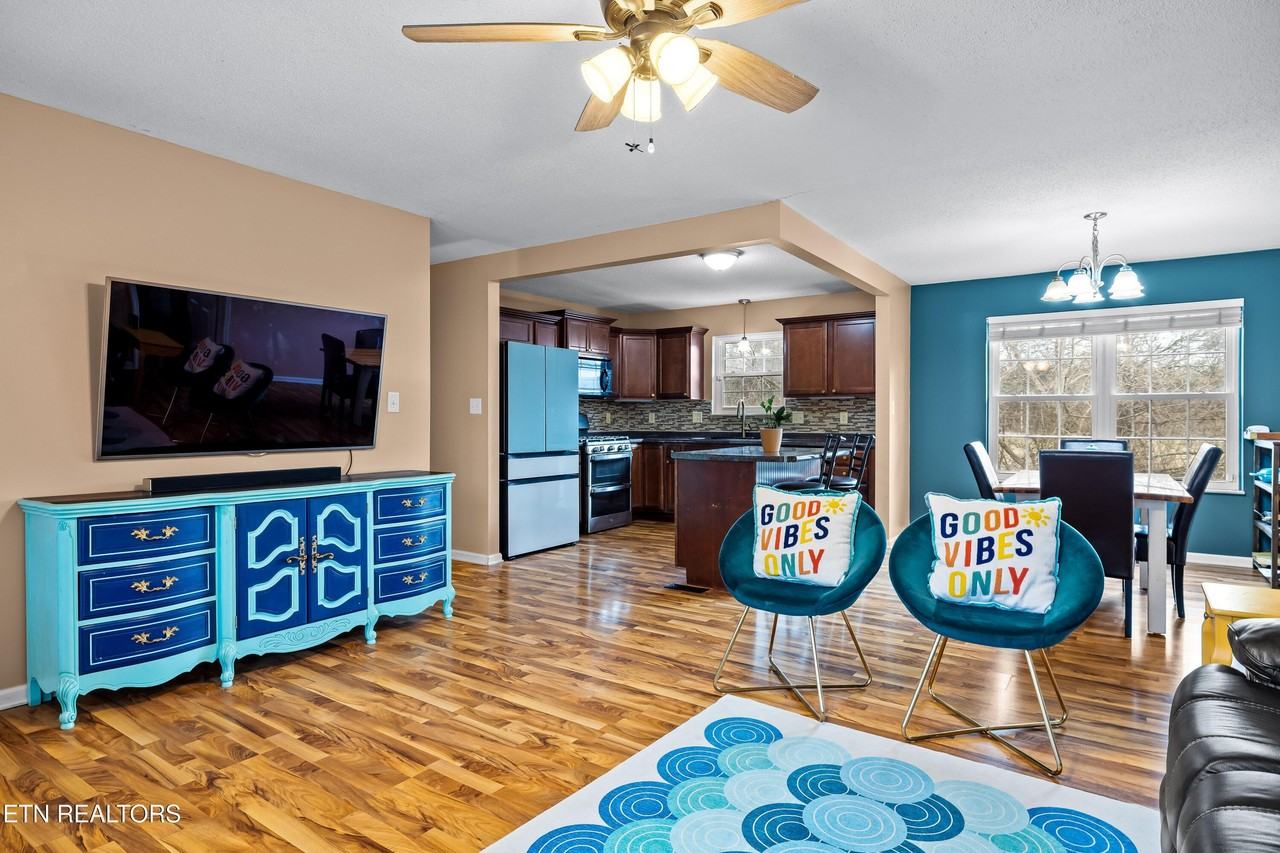 2802 Rambling Rd - Photo 3 of 14