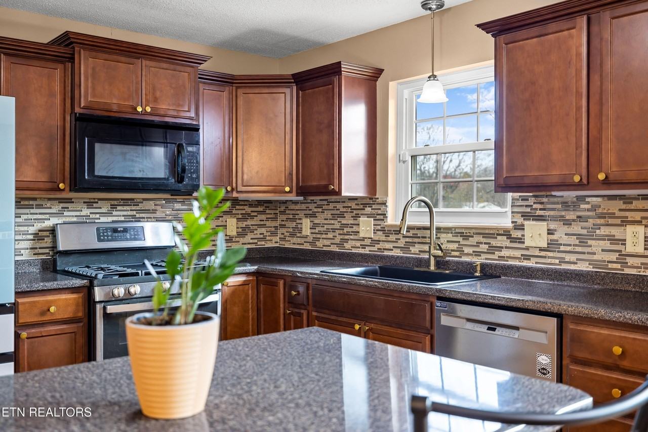 2802 Rambling Rd - Photo 6 of 14