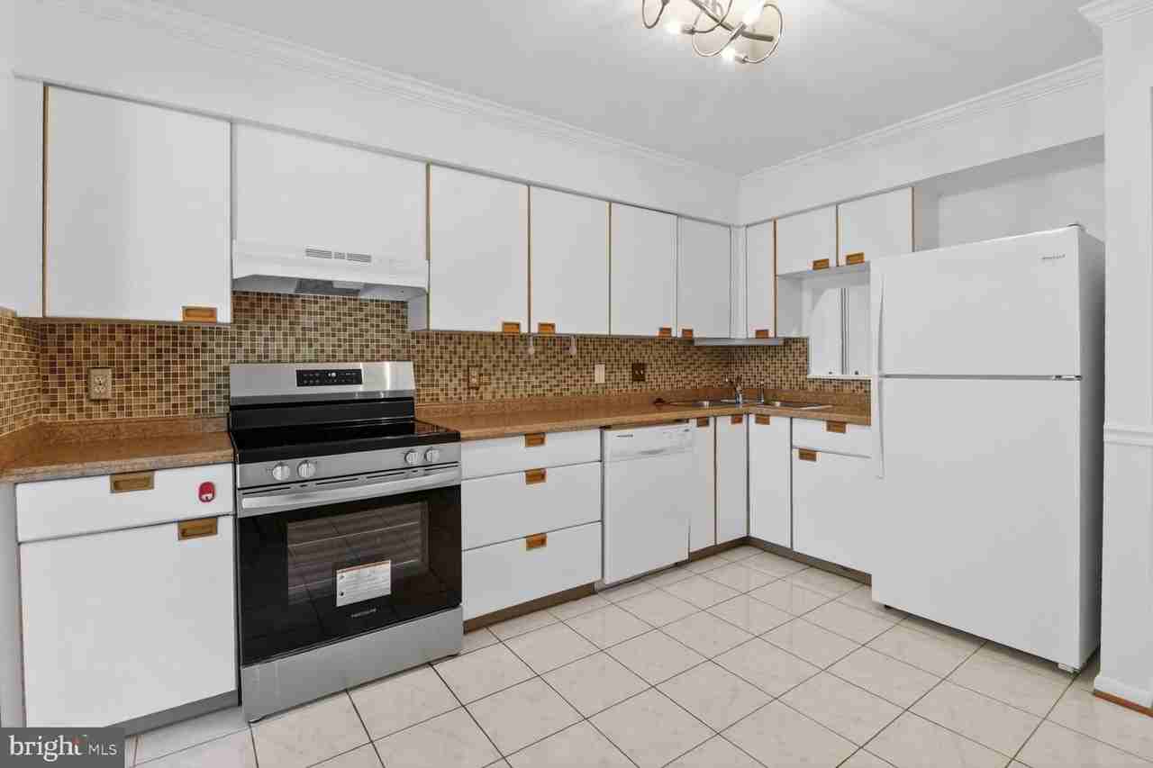 15 Friendswood Ct Unit C - Photo 7 of 16