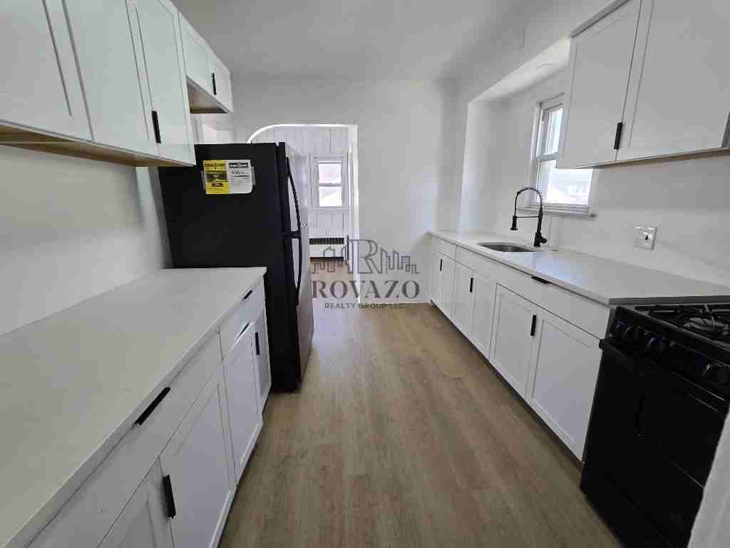 1580 Summit Ave - Photo 2 of 8