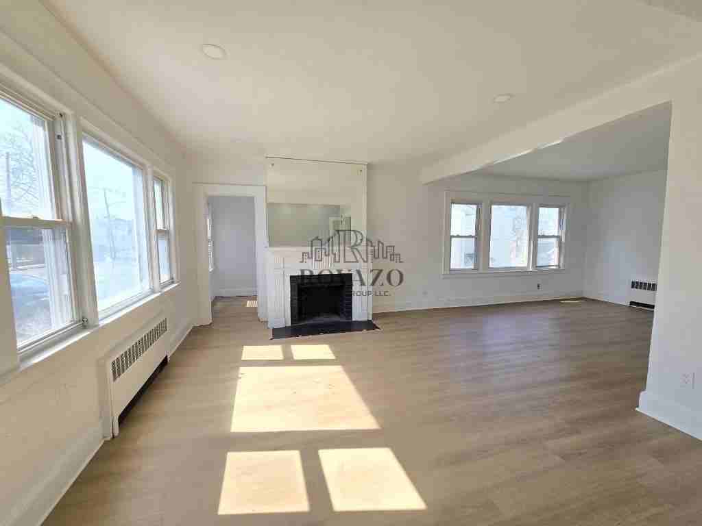 1580 Summit Ave - Photo 3 of 8