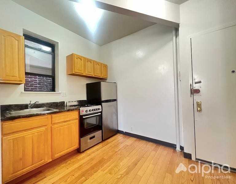 628 E 11st St - Photo 2 of 7