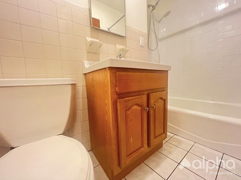 628 E 11st St - Photo 5 of 7