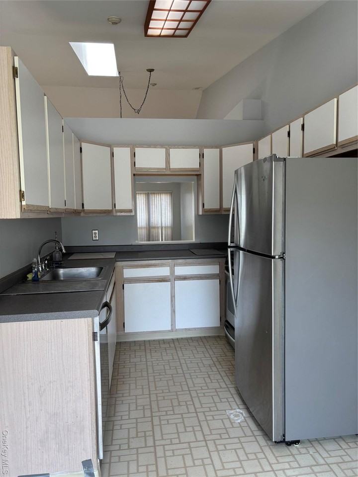 825 Spring Lake Dr - Photo 3 of 11