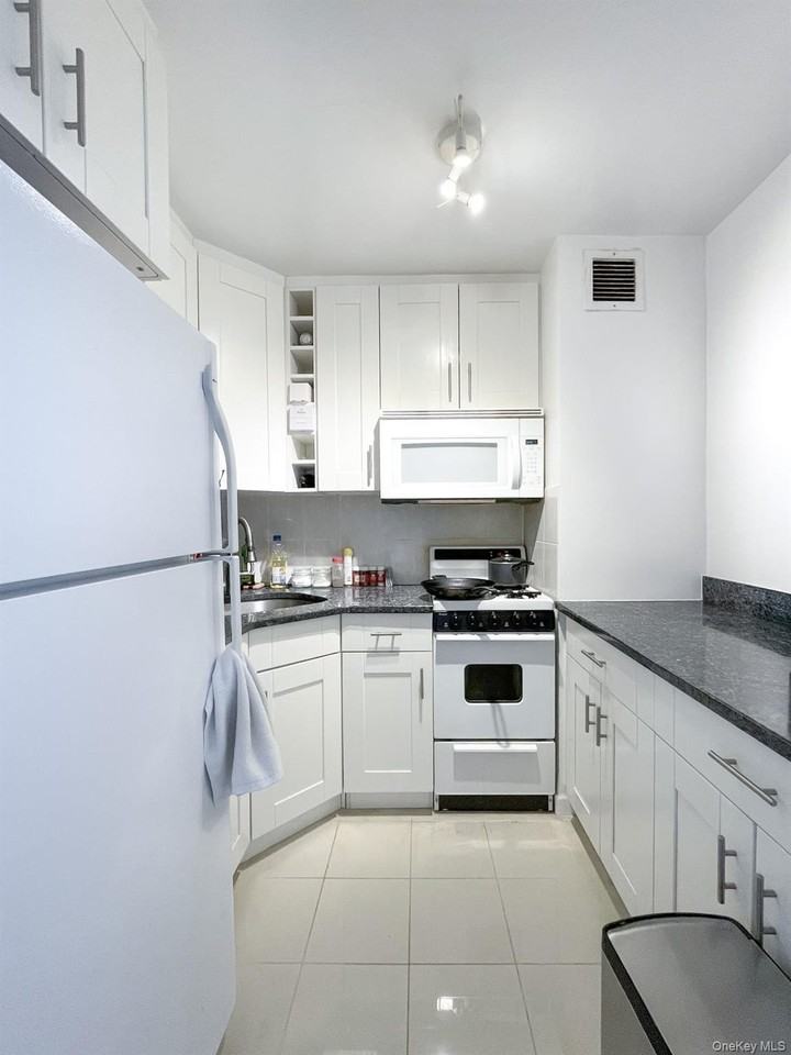 7025 Yellowstone Blvd Apt 10q - Photo 5 of 13