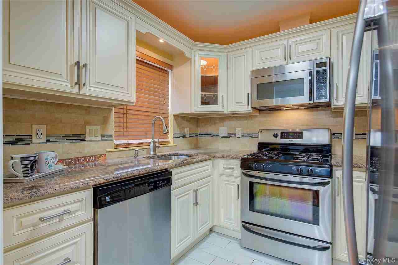 41 Beechwood Avenue unit: House - Photo 7 of 22