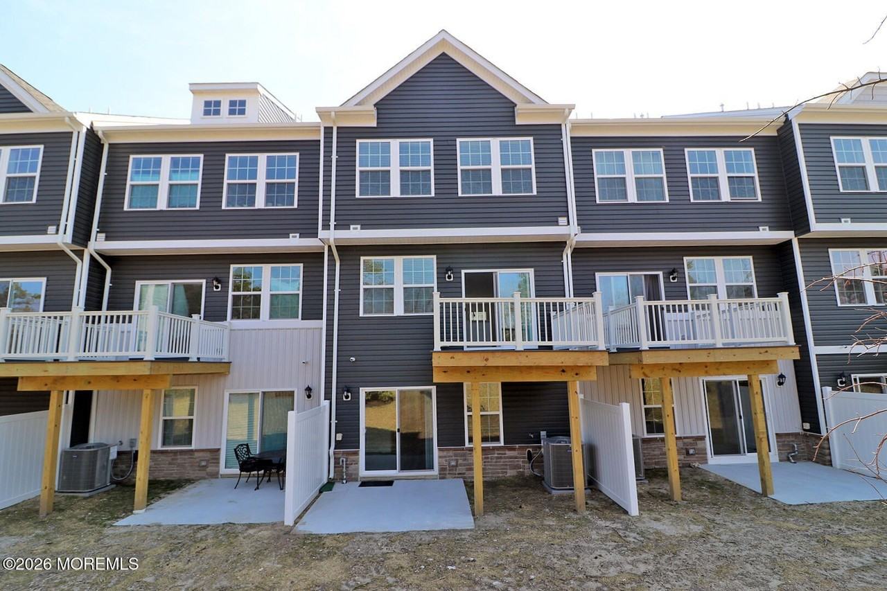 25 Baybreeze Dr - Photo 2 of 34