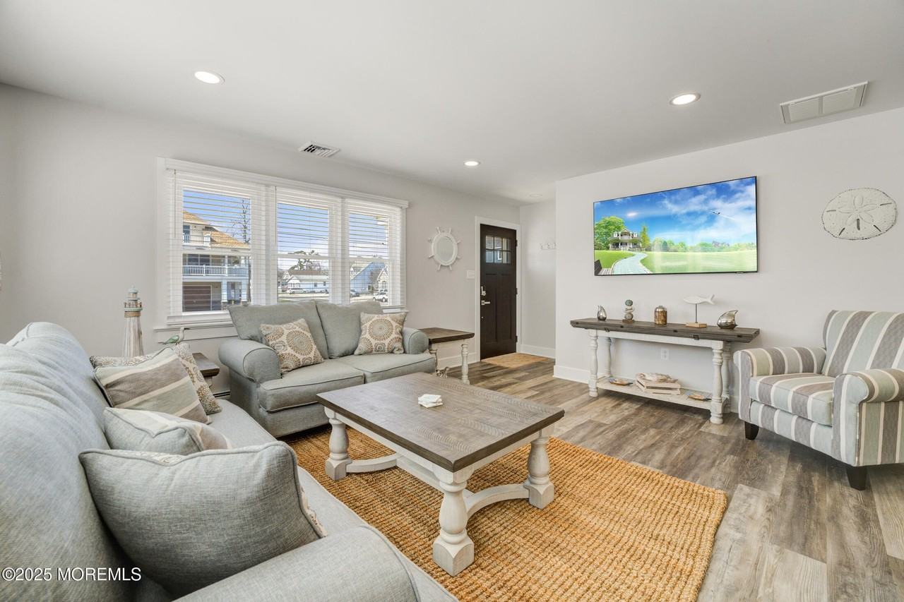 307 Asbury Ave - Photo 3 of 27