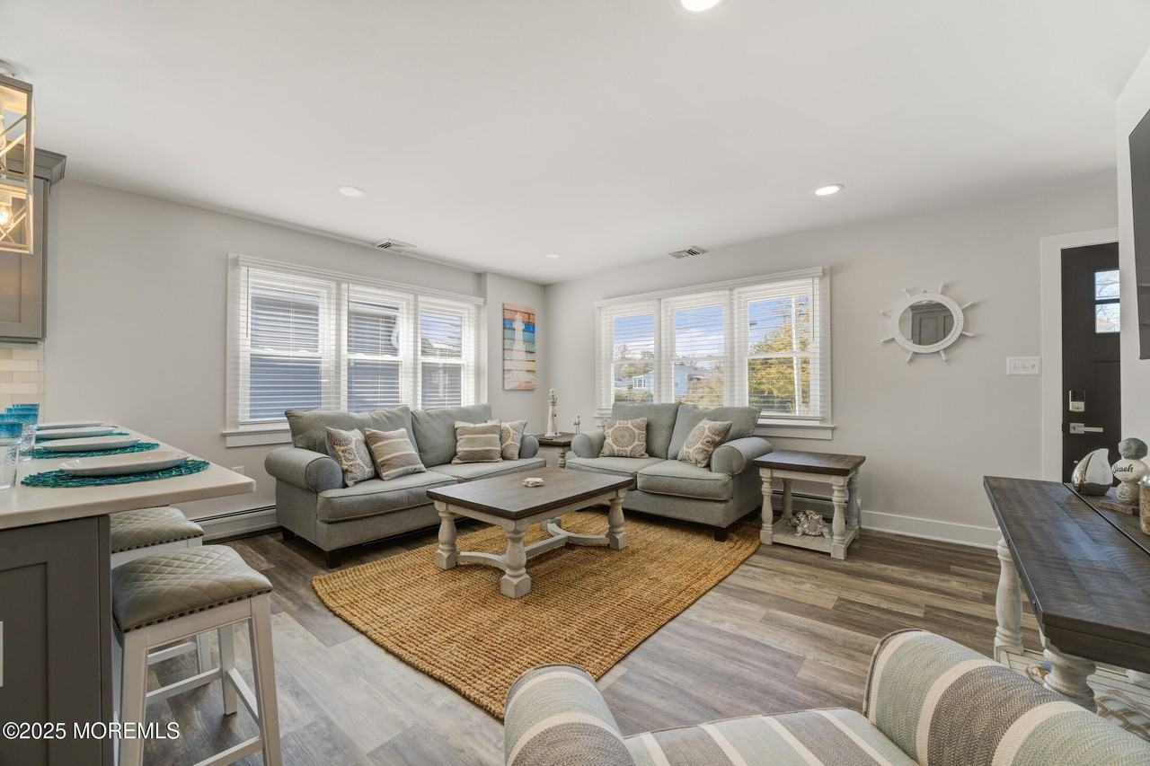 307 Asbury Ave - Photo 4 of 27