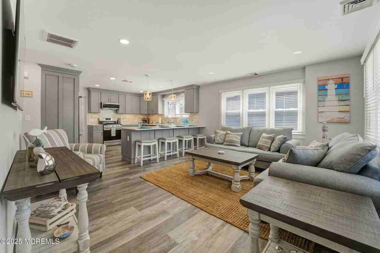 307 Asbury Ave - Photo 5 of 27