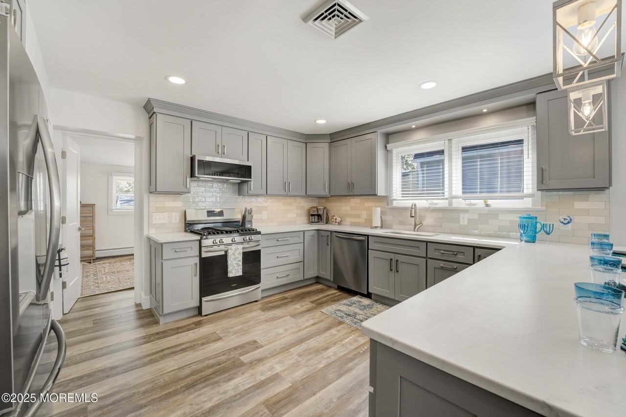 307 Asbury Ave - Photo 7 of 27