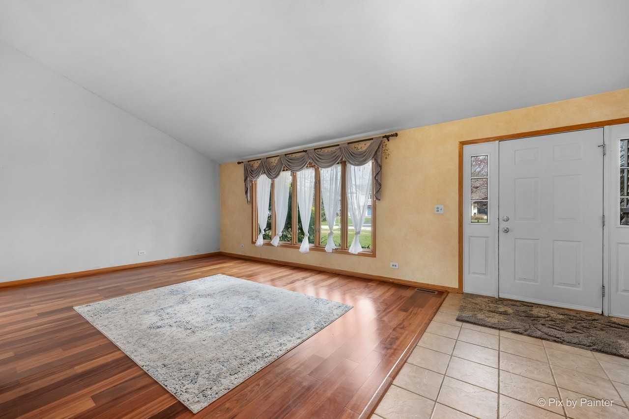 2083 Maplewood Cir - Photo 3 of 25