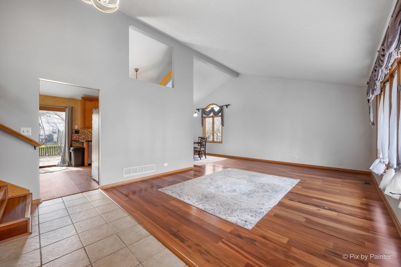 2083 Maplewood Cir - Photo 4 of 25