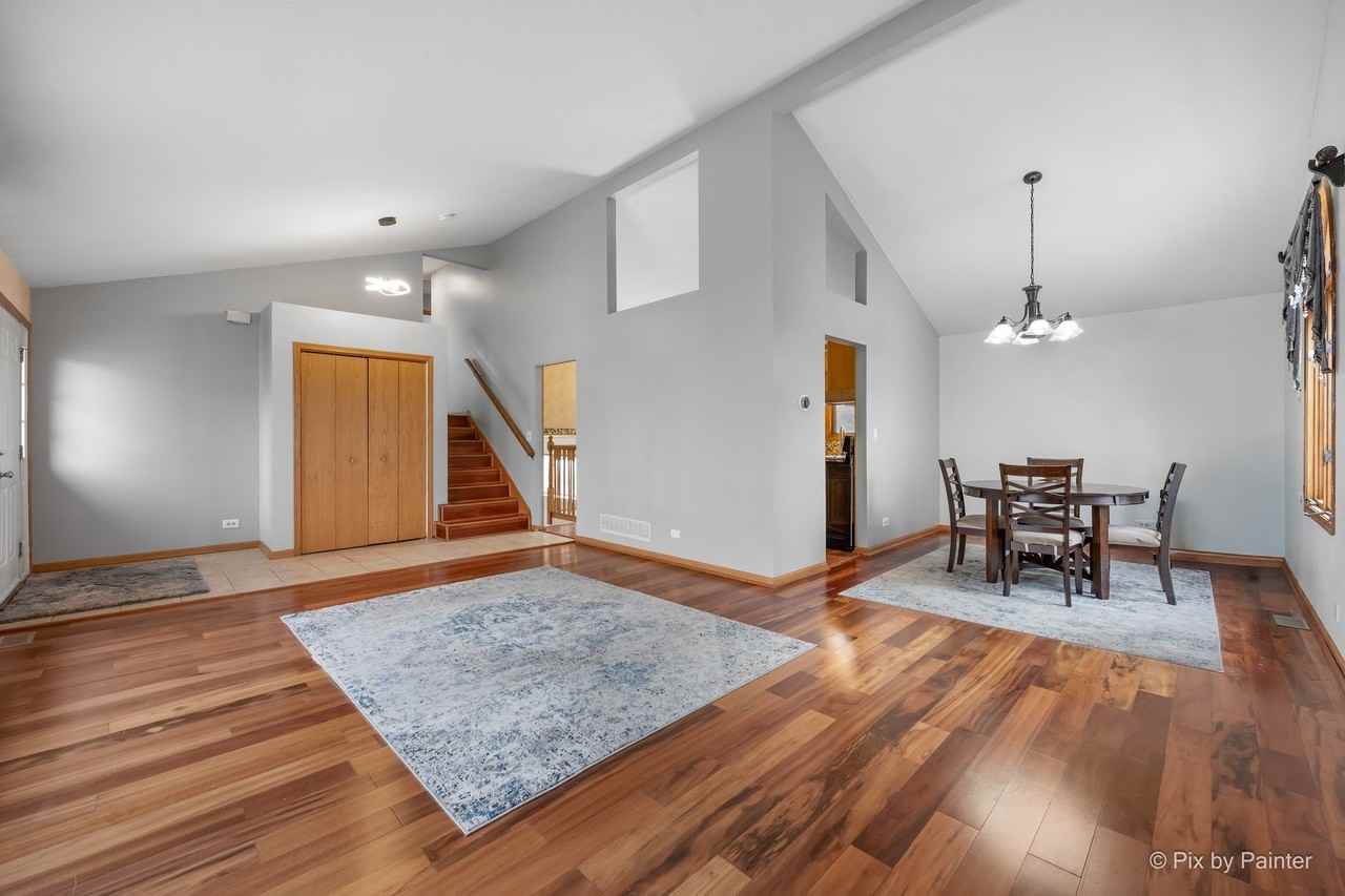 2083 Maplewood Cir - Photo 5 of 25