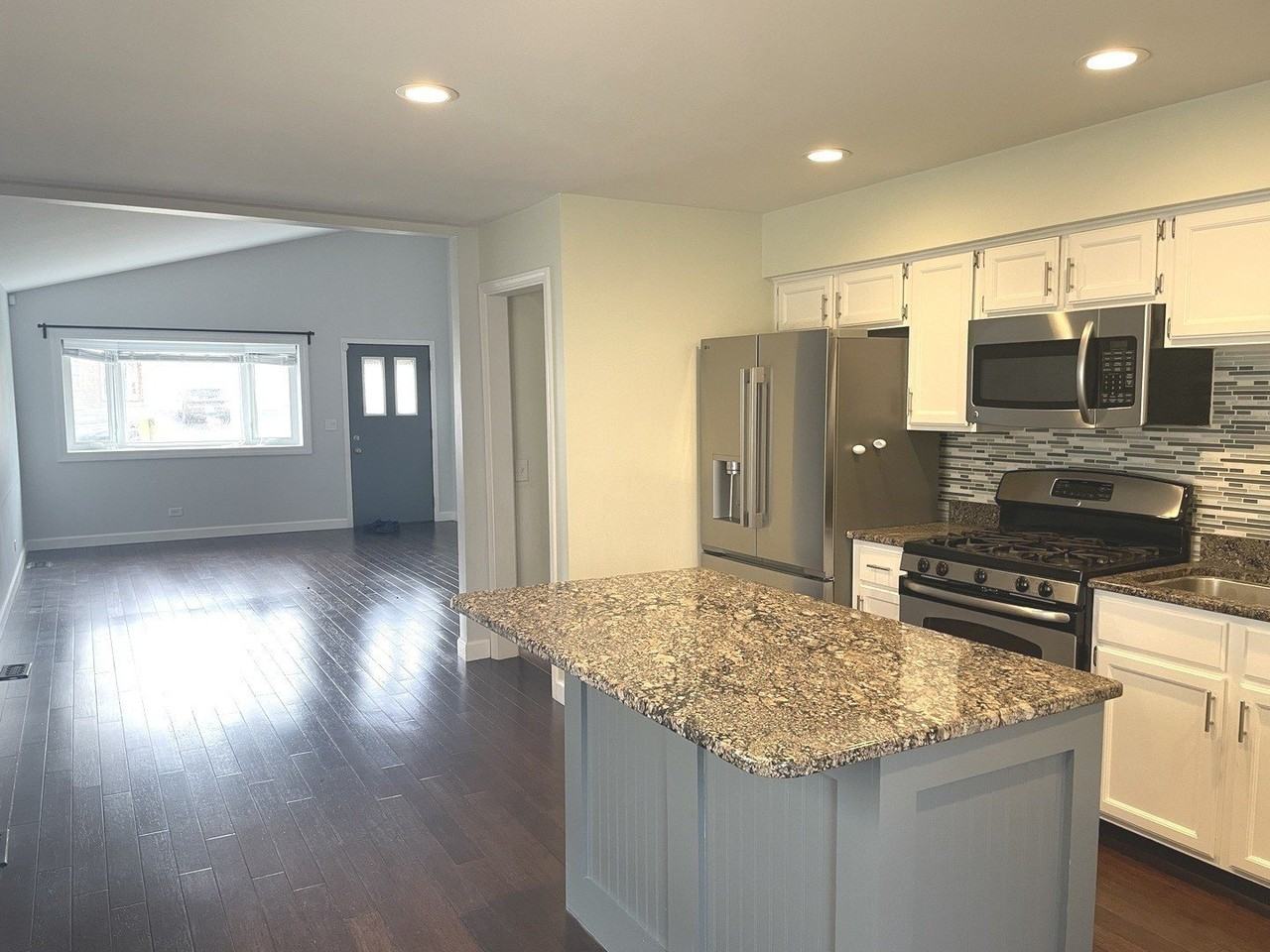 566 W Comstock Ave - Photo 4 of 13