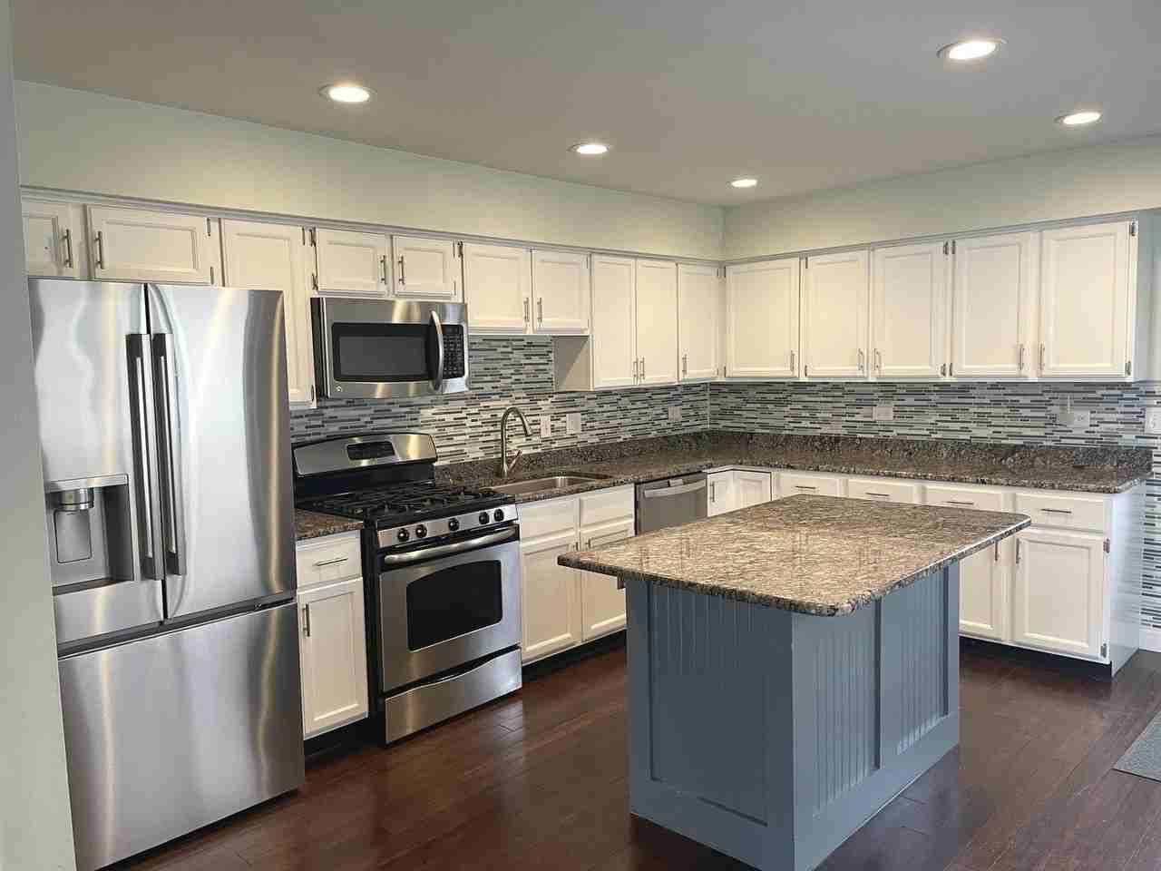 566 W Comstock Ave - Photo 5 of 13