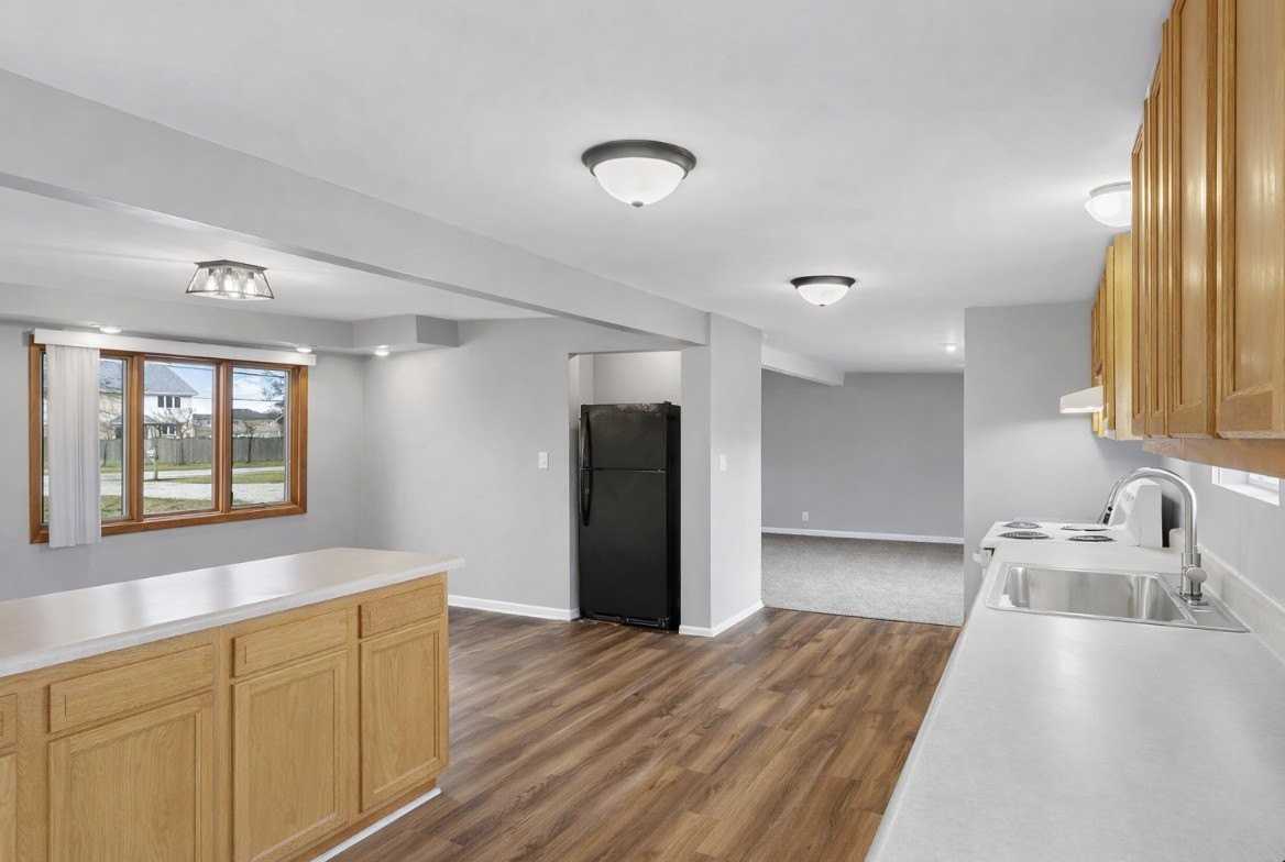 725 S Spencer Rd - Photo 2 of 12