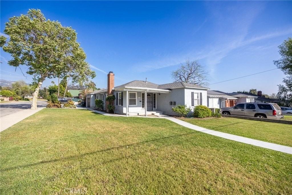 558 N Vermont Ave - Photo 2 of 12