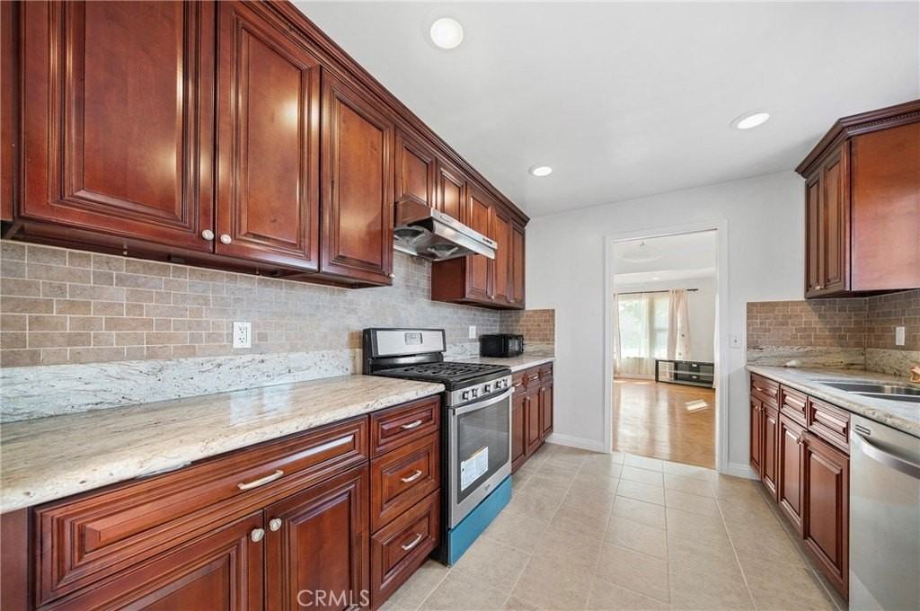 517 N Soldano Ave - Photo 3 of 23