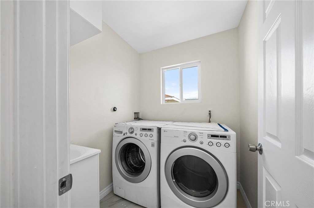 517 N Soldano Ave - Photo 6 of 23