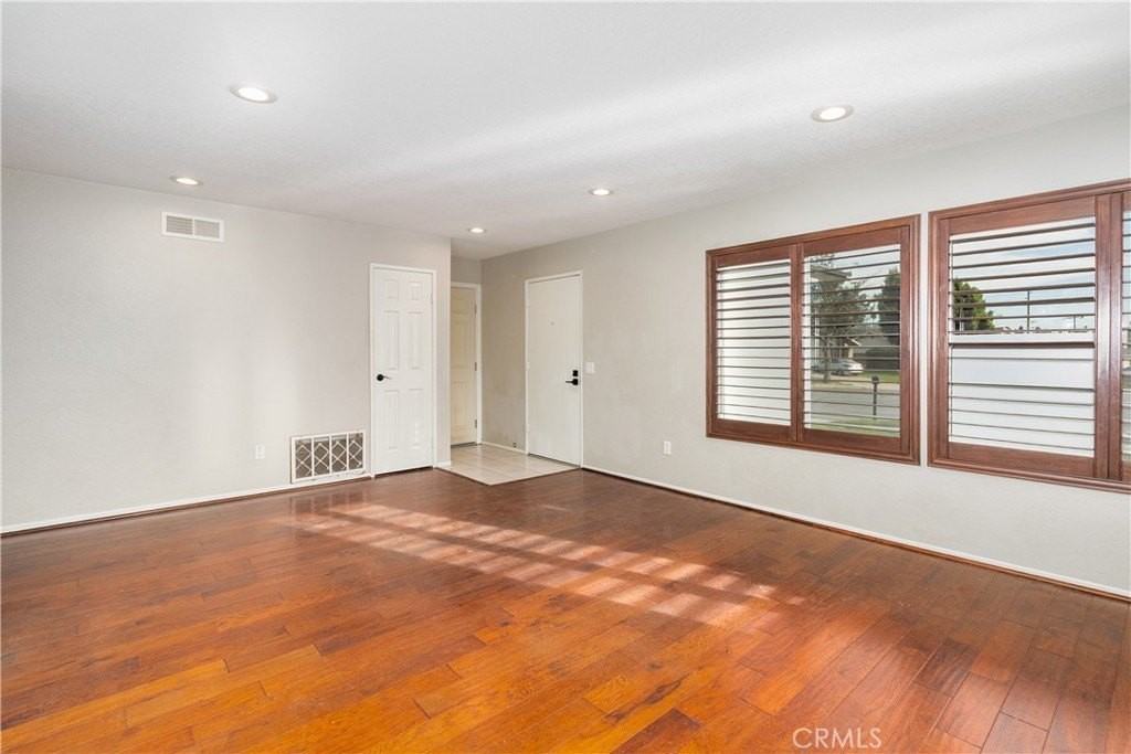 121 Genoa Way - Photo 4 of 9