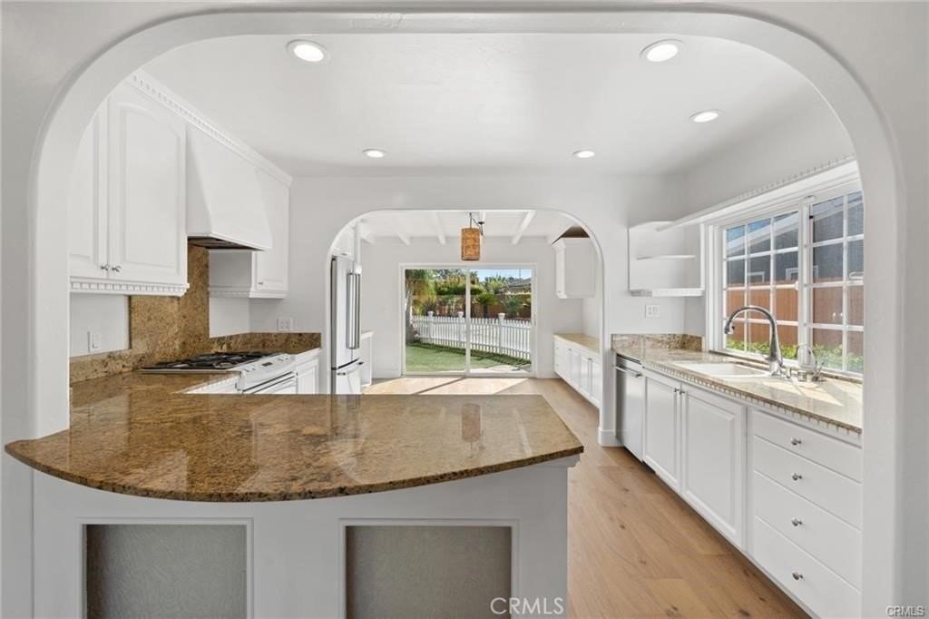 369 E 20th St - Photo 3 of 16