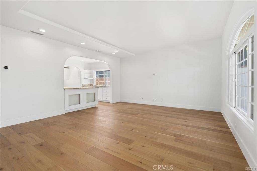 369 E 20th St - Photo 4 of 16