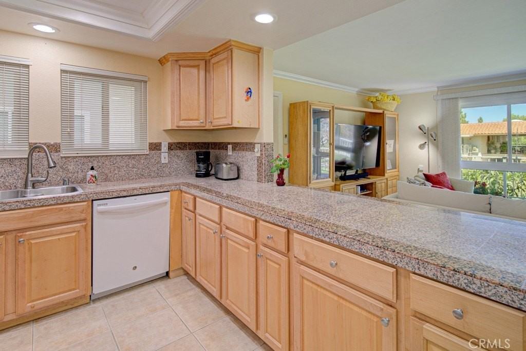 829 Via Alhambra #Q - Photo 6 of 19