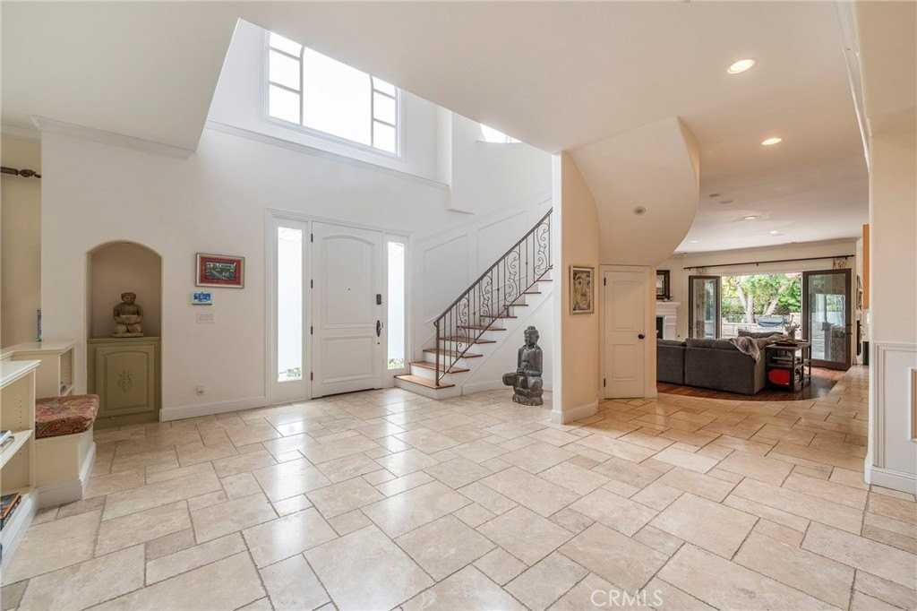 880 11th St - Photo 5 of 50