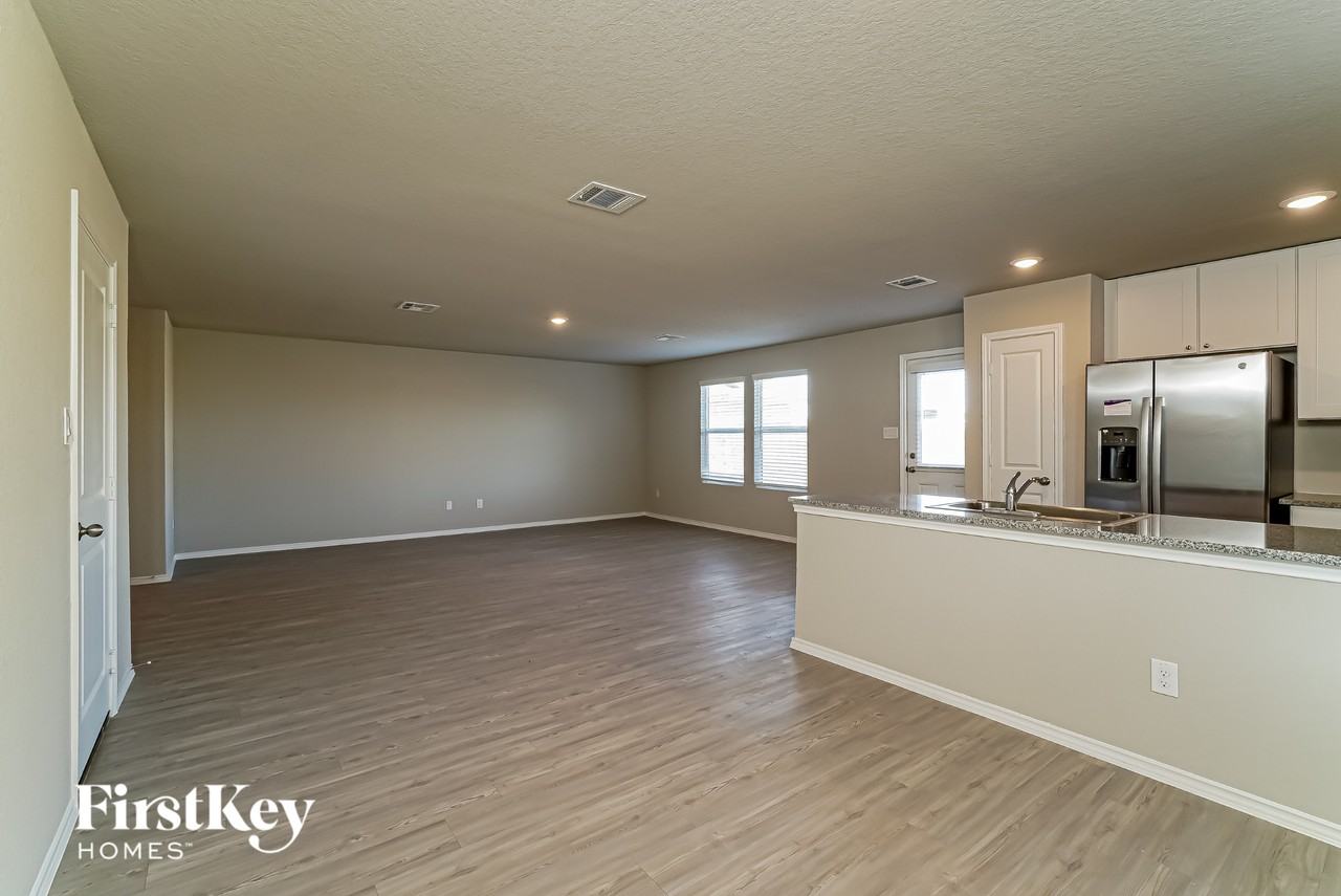 10707 Prusiner Dr - Photo 3 of 15