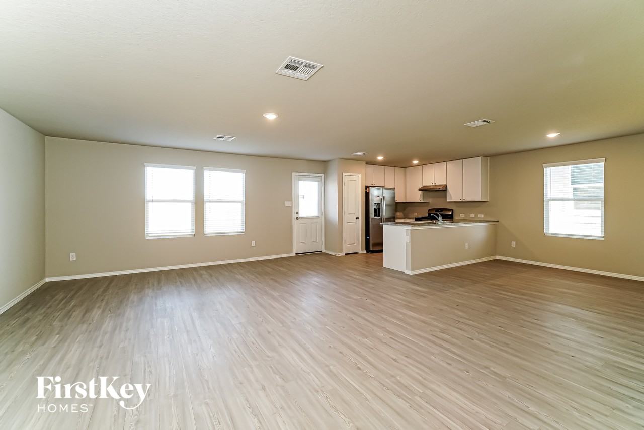 10707 Prusiner Dr - Photo 4 of 15