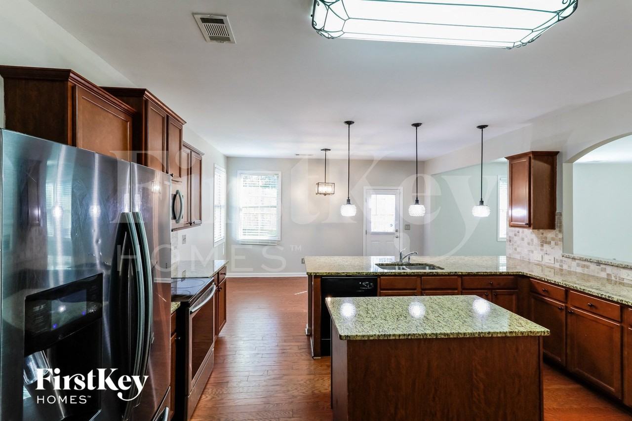 1312 Thomas Daniel Way - Photo 5 of 15