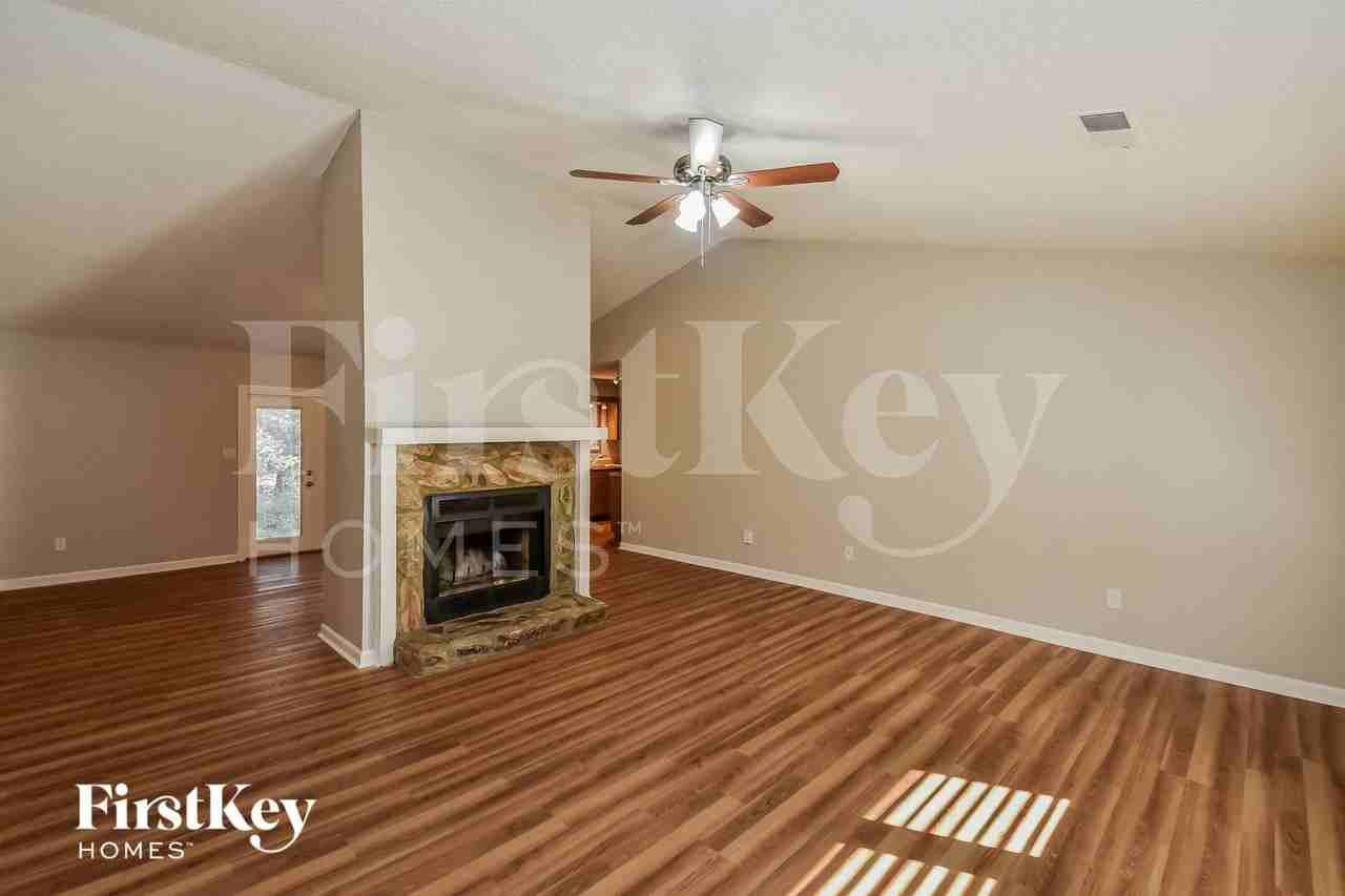 4473 Lindsey Dr - Photo 2 of 15