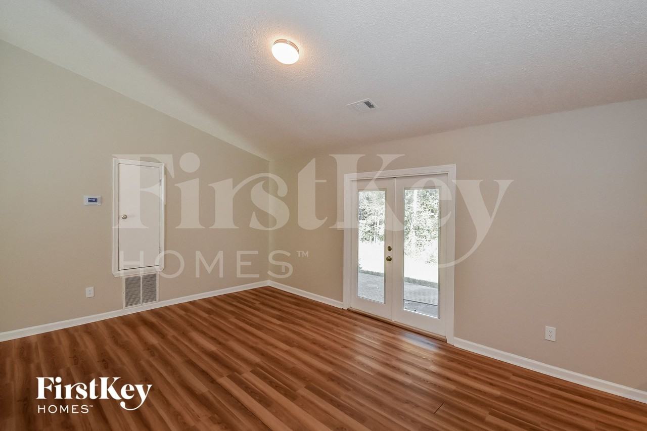 4473 Lindsey Dr - Photo 3 of 15