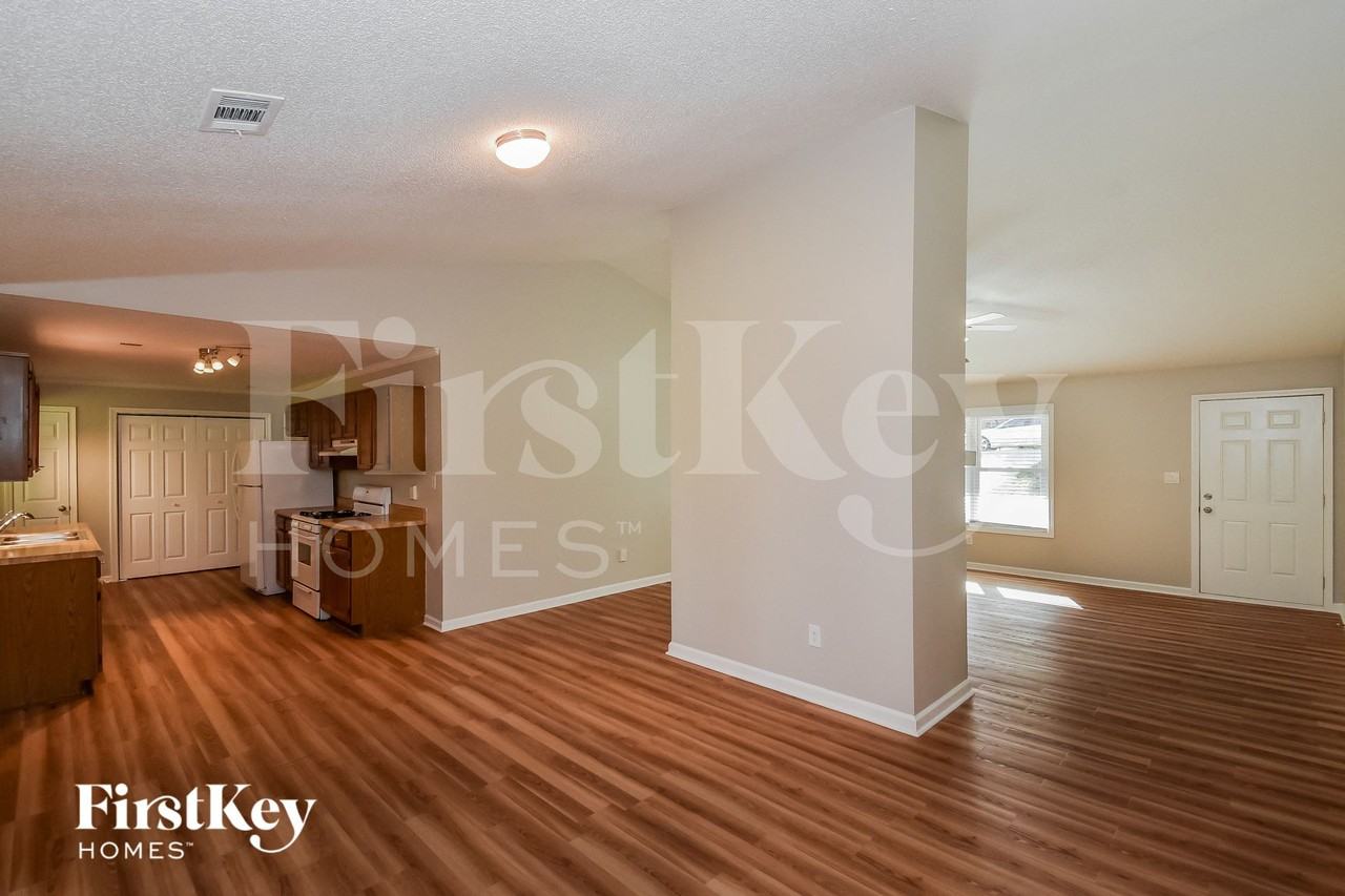 4473 Lindsey Dr - Photo 4 of 15