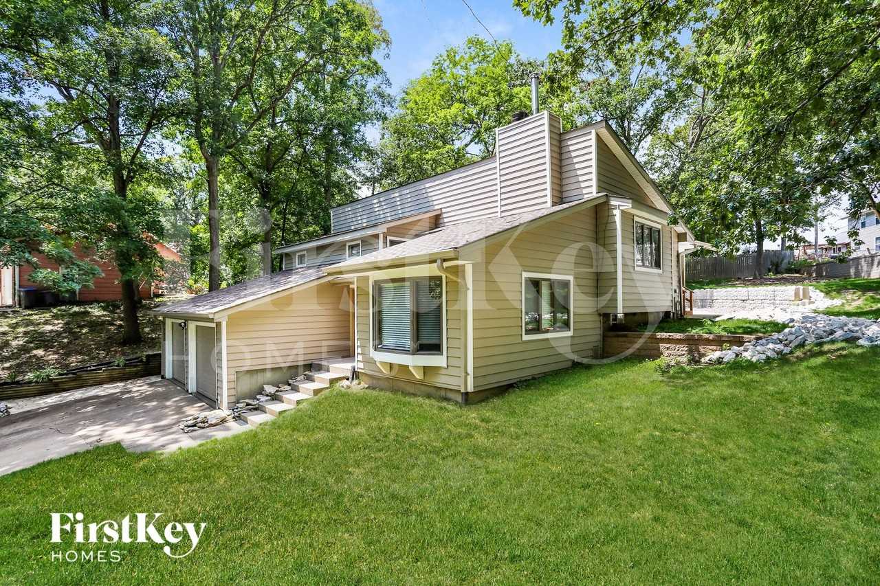405 Montbrook Dr - Photo 2 of 15