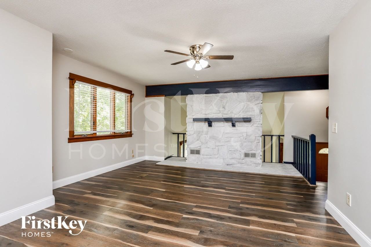 405 Montbrook Dr - Photo 3 of 15